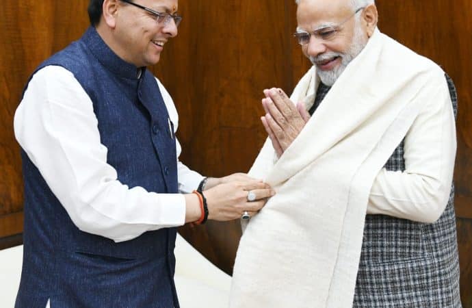 दिल्ली संसद भवन में सीएम धामी ने की प्रधानमंत्री से मुलाकात कर साझा किया उत्तराखंड का रोड़ मैप, कंडाली के रेशों से बनी शाॅल भी की भेंट।