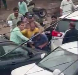 मंत्री प्रेम चंद अग्रवाल ने गनर, पीआरओ के साथ मिलकर पीटा युवक को, कहा युवक कर रहा था गलौज और हाथापाई, कुर्ता भी फाड़ा ।