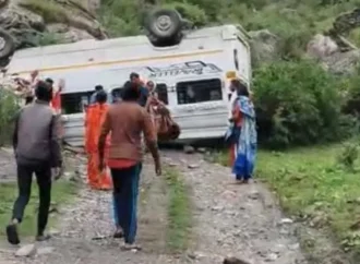 गंगोत्री हाईवे पर ब्रेक फेल होने से पलटा टेंपो ट्रेवल्स, 17 यात्री सवार