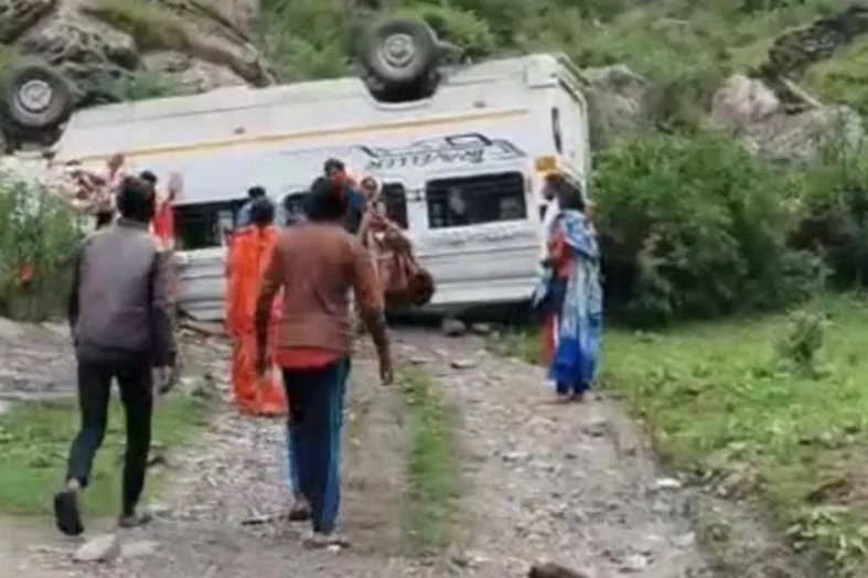 गंगोत्री हाईवे पर ब्रेक फेल होने से पलटा टेंपो ट्रेवल्स, 17 यात्री सवार