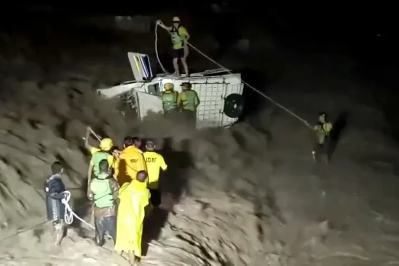 उफनती बीन नदी में पलटी मैक्स, जान बचाने को जूझते रहे 2 लोग; SDRF ने रात में किया साहसिक रेस्क्यू