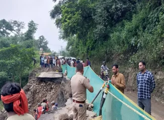 मसूरी-देहरादून मार्ग पर फिर भूस्खलन, पानी वाले बैंड के पास यातायात ठप