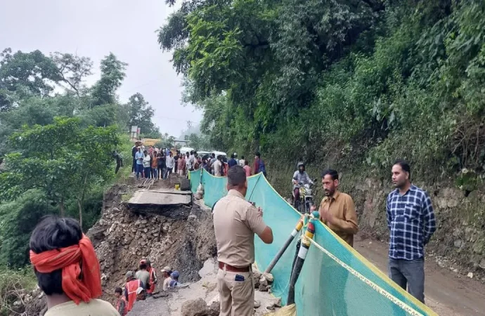 मसूरी-देहरादून मार्ग पर फिर भूस्खलन, पानी वाले बैंड के पास यातायात ठप