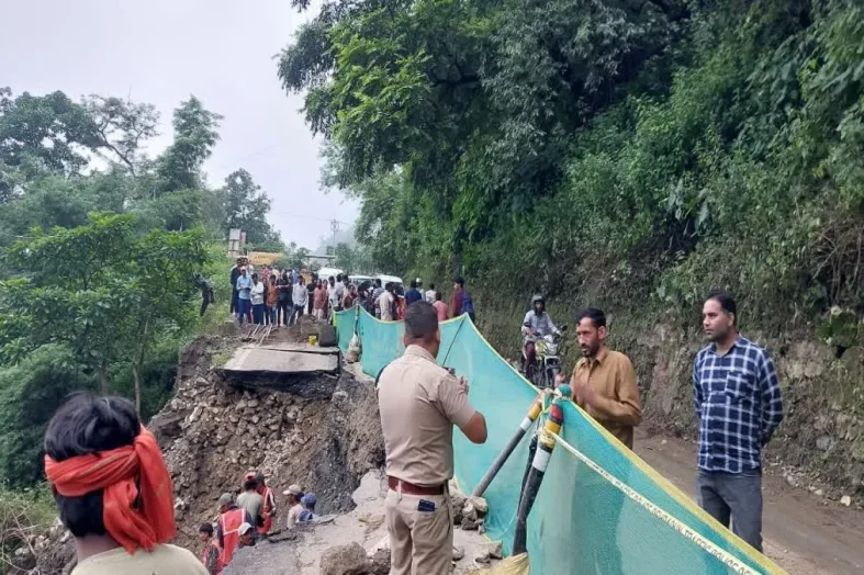 मसूरी-देहरादून मार्ग पर फिर भूस्खलन, पानी वाले बैंड के पास यातायात ठप