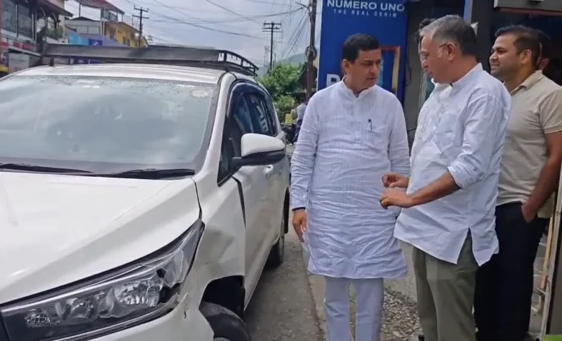 गढ़वाल सांसद अनिल बलूनी की गाड़ी पर गिरा पत्थर, बाल-बाल बचे