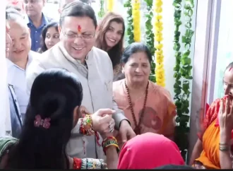 राखी बांधने के बाद पैर छूने झुकी महिला, CM धामी ने रोककर जोड़े हाथ; SHG महिलाओं के उत्पादों का किया उत्साहवर्धन