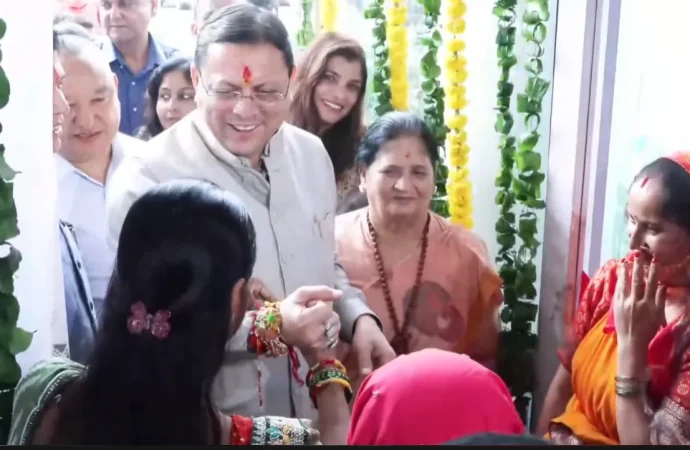 राखी बांधने के बाद पैर छूने झुकी महिला, CM धामी ने रोककर जोड़े हाथ; SHG महिलाओं के उत्पादों का किया उत्साहवर्धन