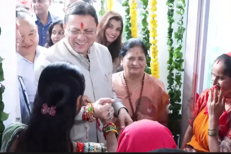 राखी बांधने के बाद पैर छूने झुकी महिला, CM धामी ने रोककर जोड़े हाथ; SHG महिलाओं के उत्पादों का किया उत्साहवर्धन