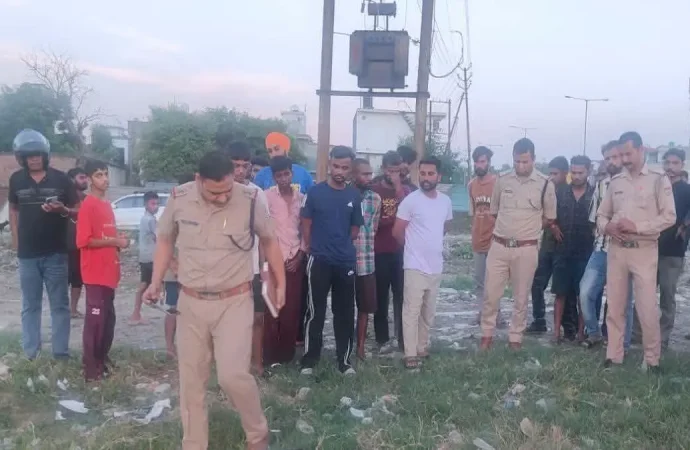रुद्रपुर में ग्राउंड में मिला युवक का शव, मचा हड़कंप; नहीं हुई शिनाख्त, PM रिपोर्ट खोलेगी मौत का राज