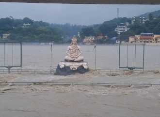 ऋषिकेश में गंगा चेतावनी रेखा पार, प्रशासन अलर्ट मोड पर, देखें वीडियो।