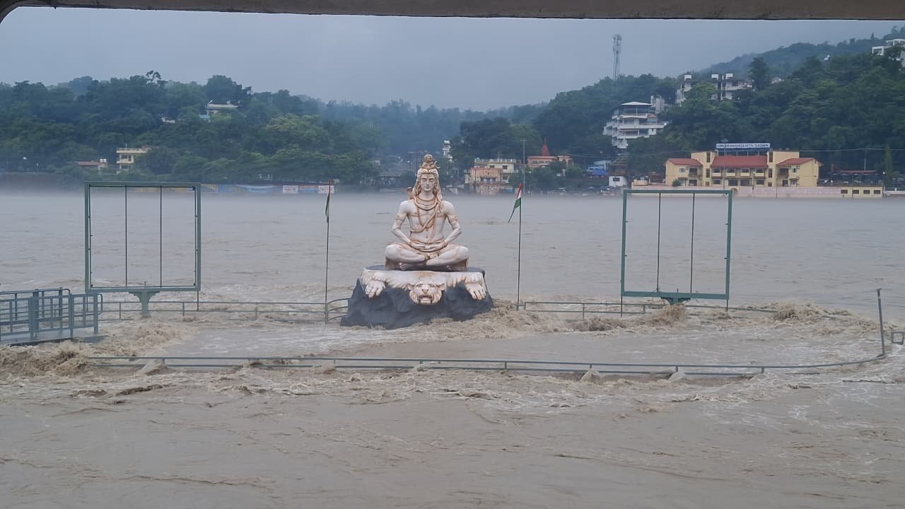 ऋषिकेश में गंगा चेतावनी रेखा पार, प्रशासन अलर्ट मोड पर, देखें वीडियो।