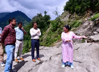 पिंडर घाटी में डीएम ने किया स्थलीय निरीक्षण, आपदा प्रभावित सड़कों के स्थायी समाधान के दिए निर्देश