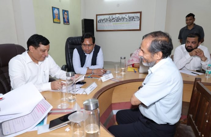 ऋषिकेश-डोईवाला में तीन भवन सील, स्वीकृत नक्शे से विचलन और बिना अनुमति निर्माण पर कार्रवाई