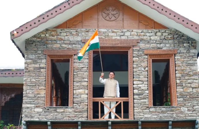 मुख्यमंत्री धामी ने मुख्यमंत्री आवास पर तिरंगा लगाकर दिया ‘हर घर तिरंगा’ का संदेश
