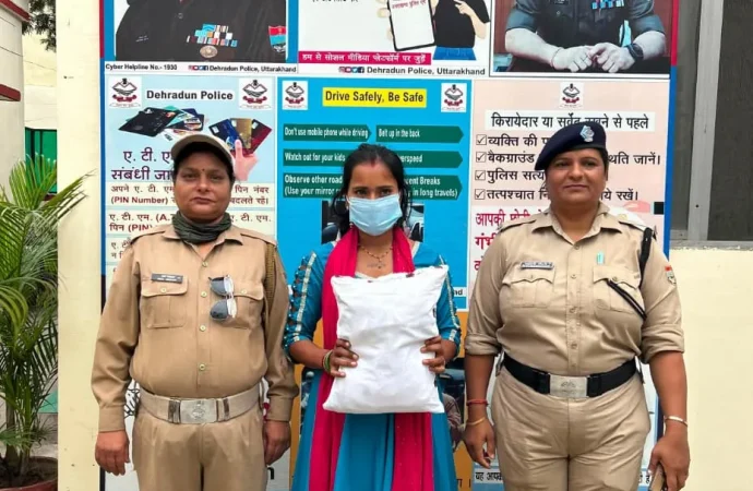 देहरादून। न्यू पटेल नगर में महिला नशा तस्कर गिरफ्तार, 1.648 किलो गांजा बरामद