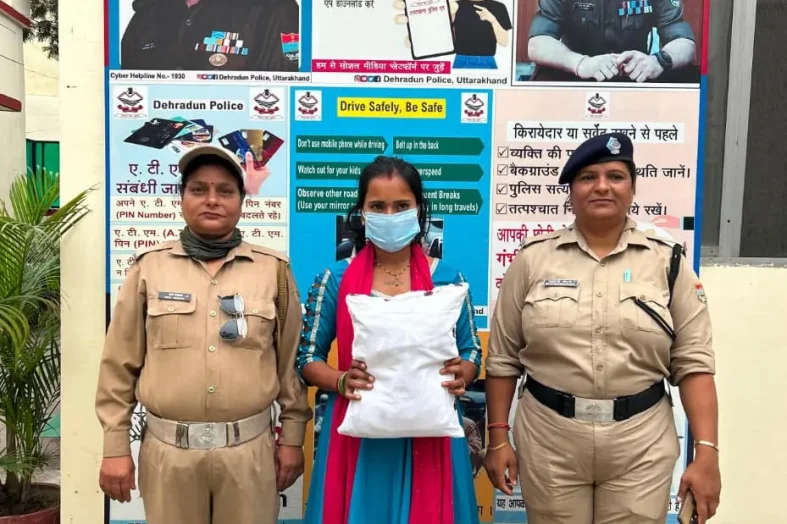 देहरादून। न्यू पटेल नगर में महिला नशा तस्कर गिरफ्तार, 1.648 किलो गांजा बरामद