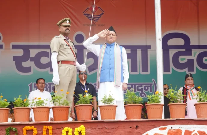स्वतंत्रता दिवस पर मुख्यमंत्री श्री पुष्कर सिंह धामी ने परेड ग्राउंड में किया ध्वजारोहण