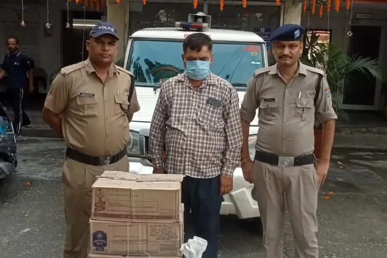लख्खीबाग में शराब तस्करी पर पुलिस की कार्रवाई, 8 पेटी अंग्रेजी शराब के साथ आरोपी गिरफ्तार