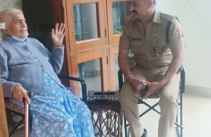 बुजुर्गों के साथ खड़ी दून पुलिस, घर पहुंचकर साइबर फ्रॉड से किया सावधान