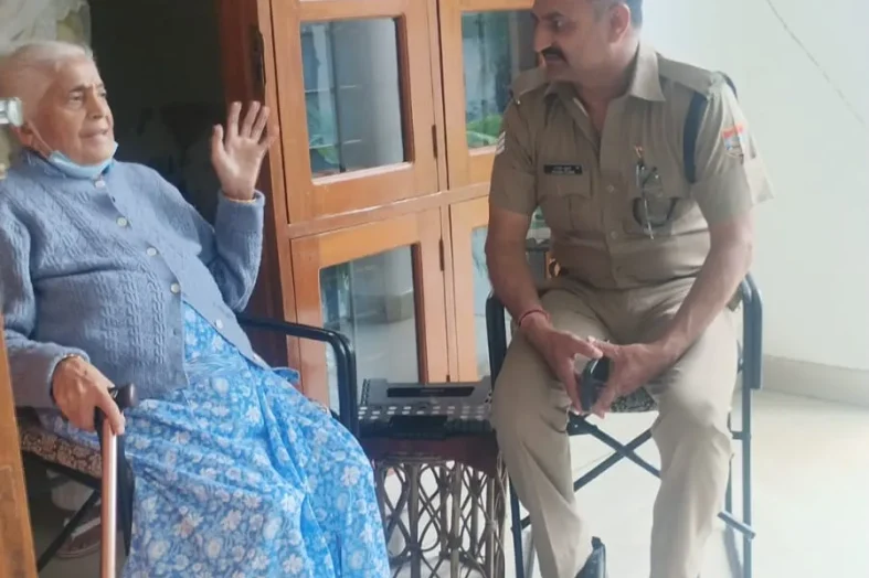 बुजुर्गों के साथ खड़ी दून पुलिस, घर पहुंचकर साइबर फ्रॉड से किया सावधान