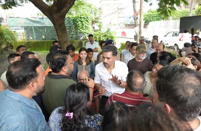 सीमाद्वार में जलभराव पर DM का बड़ा एक्शन, 24 घंटे में सफाई-डिवाटरिंग के आदेश; न्यूकैंट रोड पर अवैध पार्किंग पर कटे दर्जनों चालान