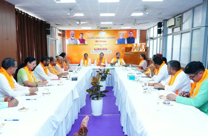 मुख्यमंत्री धामी ने पौड़ी, टिहरी और हरिद्वार लोकसभा क्षेत्रों की ली संगठनात्मक बैठक