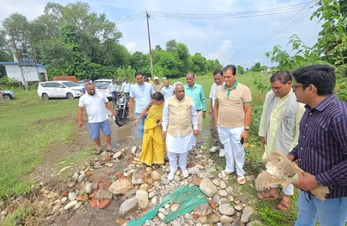 बाढ़ प्रभावित क्षेत्रों का मंत्री और विधायक ने किया स्थलीय निरीक्षण, अधिकारियों को त्वरित कार्रवाई के निर्देश