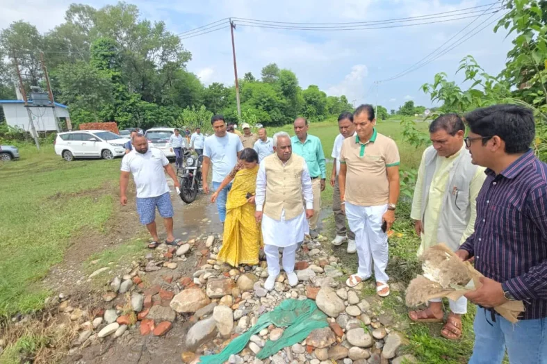 बाढ़ प्रभावित क्षेत्रों का मंत्री और विधायक ने किया स्थलीय निरीक्षण, अधिकारियों को त्वरित कार्रवाई के निर्देश