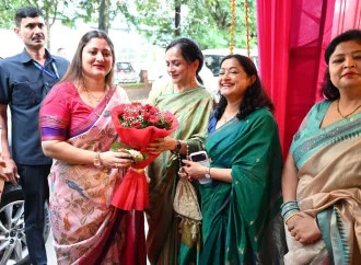 पुलिस लाइन देहरादून में खनकी चूड़ियां, झूले पर सजी तीज की मस्ती; सुनीता बनीं ‘तीज क्वीन’