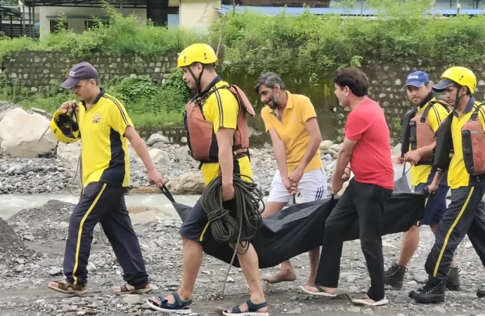 सहस्त्रधारा में स्नान के दौरान डूबे व्यक्ति का शव 2 किमी दूर बरामद, SDRF ने चलाया सर्च अभियान