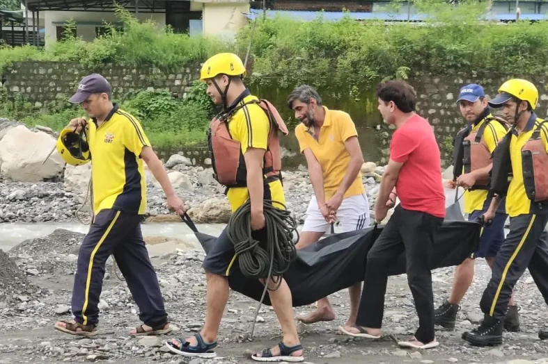 सहस्त्रधारा में स्नान के दौरान डूबे व्यक्ति का शव 2 किमी दूर बरामद, SDRF ने चलाया सर्च अभियान