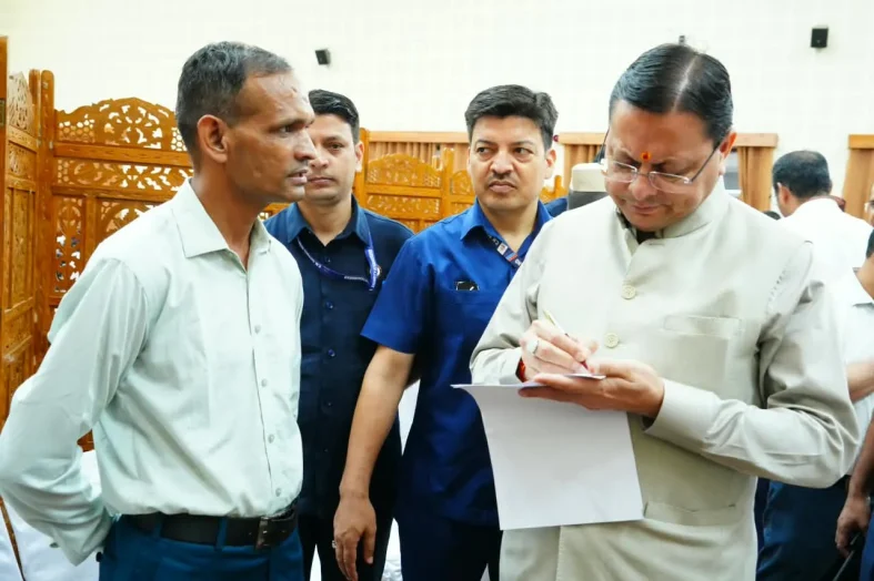 मुख्यमंत्री ने मुख्य सेवक सदन में सुनी जनसमस्याएं, अधिकारियों को त्वरित समाधान के निर्देश