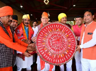 देवीधुरा में फलों-फूलों से बरसी बग्वाल, ऐतिहासिक पाषाण युद्ध के साक्षी बने लाखों श्रद्धालु