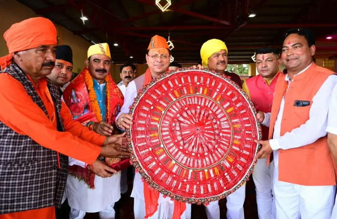देवीधुरा में फलों-फूलों से बरसी बग्वाल, ऐतिहासिक पाषाण युद्ध के साक्षी बने लाखों श्रद्धालु