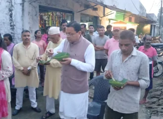 मुख्यमंत्री धामी ने ‘लोकल फॉर वोकल’ को दिया प्रोत्साहन, लोहियाहेड में पैदल पहुंचकर स्थानीय स्टॉल पर लिया टिकी का स्वाद