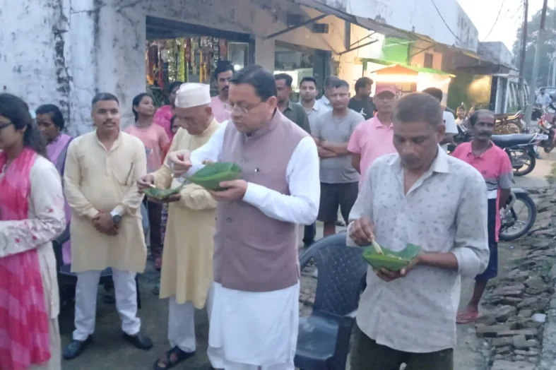 मुख्यमंत्री धामी ने ‘लोकल फॉर वोकल’ को दिया प्रोत्साहन, लोहियाहेड में पैदल पहुंचकर स्थानीय स्टॉल पर लिया टिकी का स्वाद