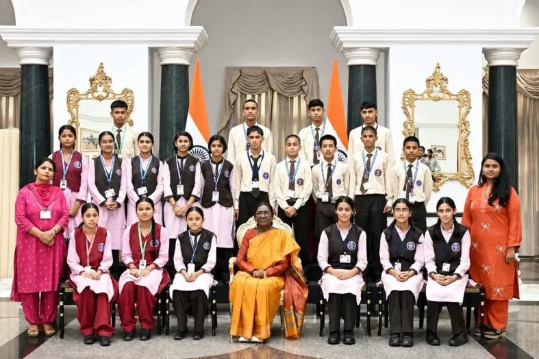 राष्ट्रपति से भेंट कर अभिभूत हुए जनजातीय छात्र-छात्राएं