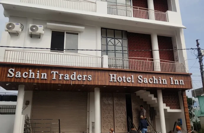 ऋषिकेश-डोईवाला में तीन भवन सील, स्वीकृत नक्शे से विचलन और बिना अनुमति निर्माण पर कार्रवाई