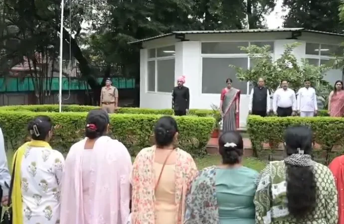 स्वतंत्रता दिवस पर डीएम आशीष चौहान ने फहराया तिरंगा, बोले—आजादी की रक्षा करना हम सभी की जिम्मेदारी