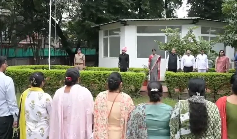 स्वतंत्रता दिवस पर डीएम आशीष चौहान ने फहराया तिरंगा, बोले—आजादी की रक्षा करना हम सभी की जिम्मेदारी
