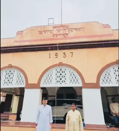 स्वतंत्रता दिवस पर नगर निगम परिसर में मेयर सौरभ थपलियाल ने किया ध्वजारोहण