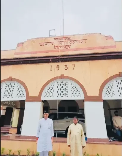 स्वतंत्रता दिवस पर नगर निगम परिसर में मेयर सौरभ थपलियाल ने किया ध्वजारोहण