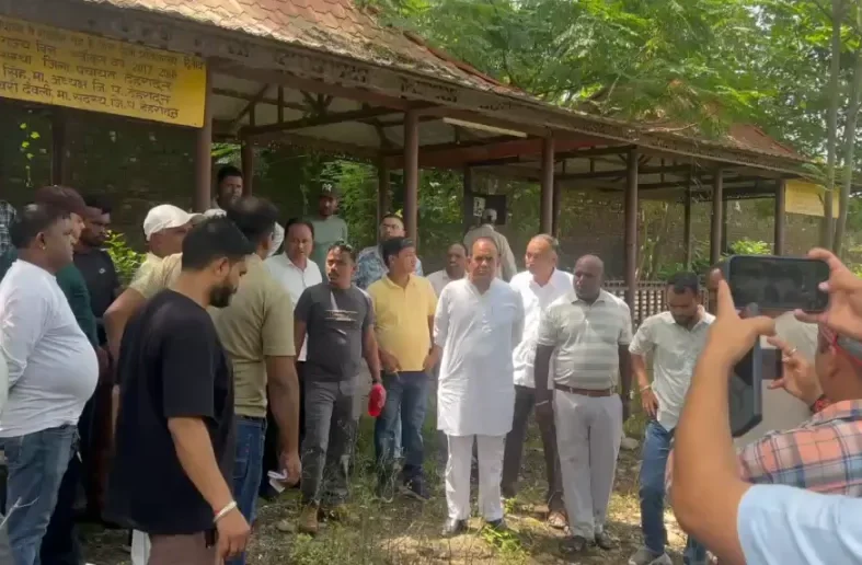 सरकार के विकास मॉडल पर सवाल: जीवितों के लिए सड़क नहीं, मृतकों के लिए मोक्ष धाम तक रास्ता नहीं — आर्येंद्र शर्मा