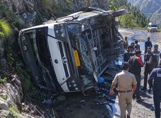 बिग ब्रेकिंग : गंगोत्री हाईवे पर पलटी टूरिस्ट बस, दो चचेरे भाइयों की मौत, 13 यात्री घायल