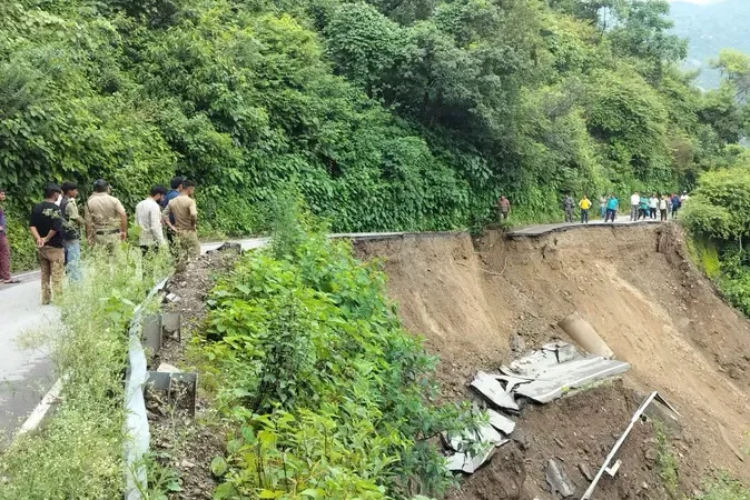 मसूरी जाने वालों के लिए बड़ी खबर: NH-707A का बड़ा हिस्सा टूटा, कैम्पटी-यमुना ब्रिज मार्ग पूरी तरह बंद