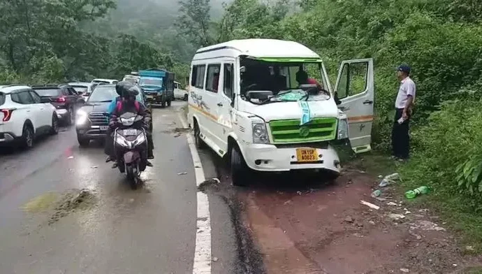 बड़ी खबर : हाईवे पर हाथियों का तांडव,मचा हड़कंप।टेंपो ट्रैवलर क्षतिग्रस्त
